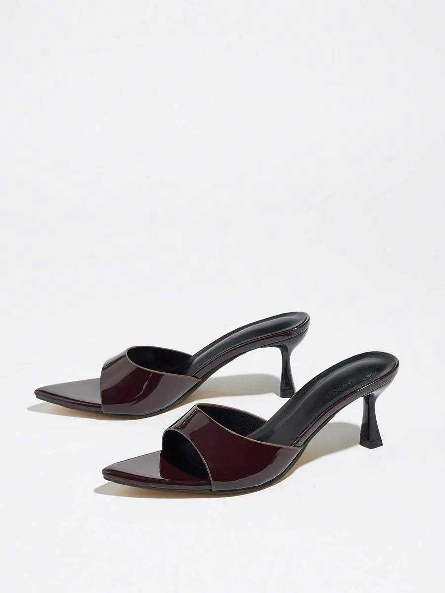 Vega - Tacones de Tira Ancha en Charol con Tacón Esculpido