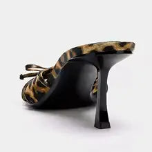 Fiera - Mule de Tacón Fino con Lazada y Estampado Leopardo
