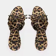 Fiera - Mule de Tacón Fino con Lazada y Estampado Leopardo