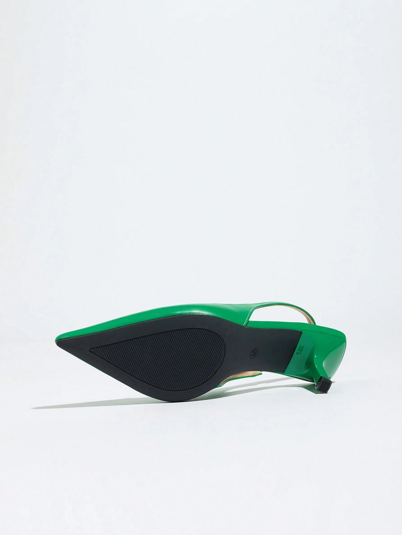 Vega - Slingback de Tacón Kitten con Punta Fina
